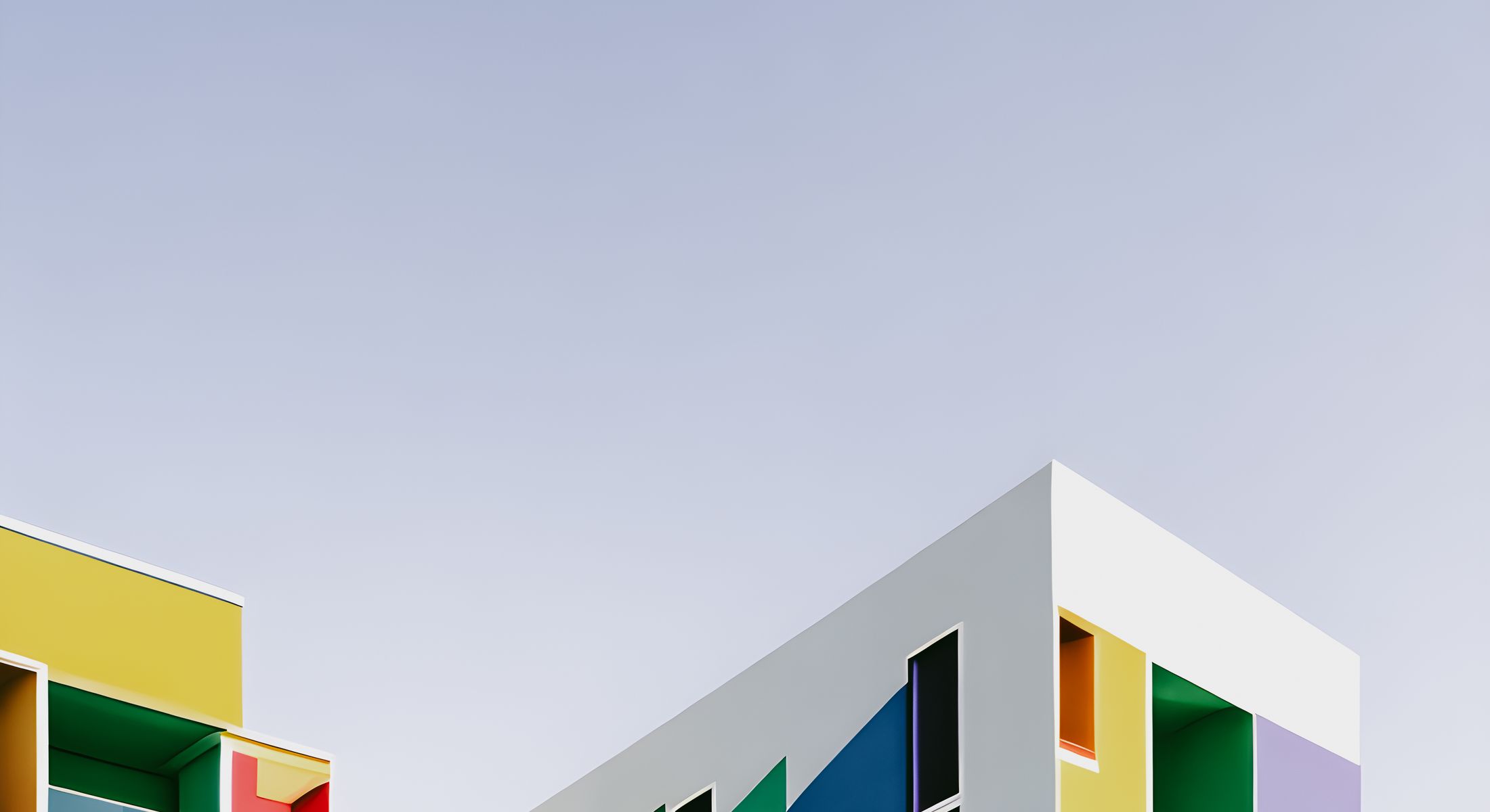 Sürdürülebilir yapı boyalarıyla korunan modern renkli mimari yüzeyler